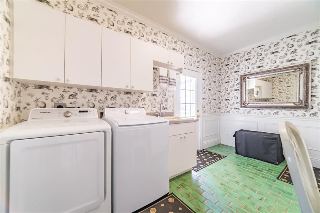 For Sale: $1,395,000 (3 beds, 3 baths, 2700 Square Feet)