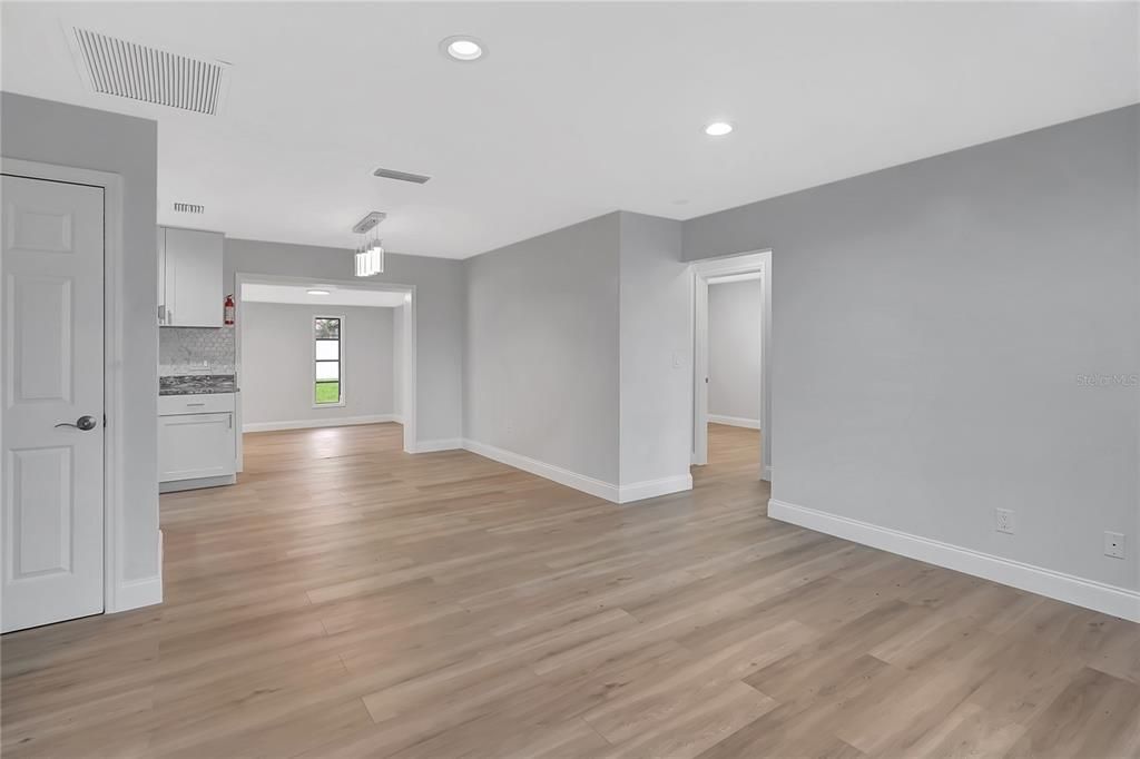 合同活跃: $279,000 (3 贝兹, 2 浴室, 1435 平方英尺)