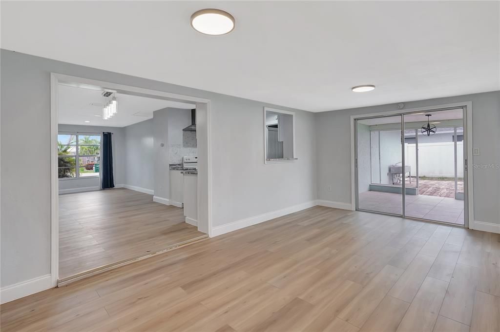 合同活跃: $279,000 (3 贝兹, 2 浴室, 1435 平方英尺)