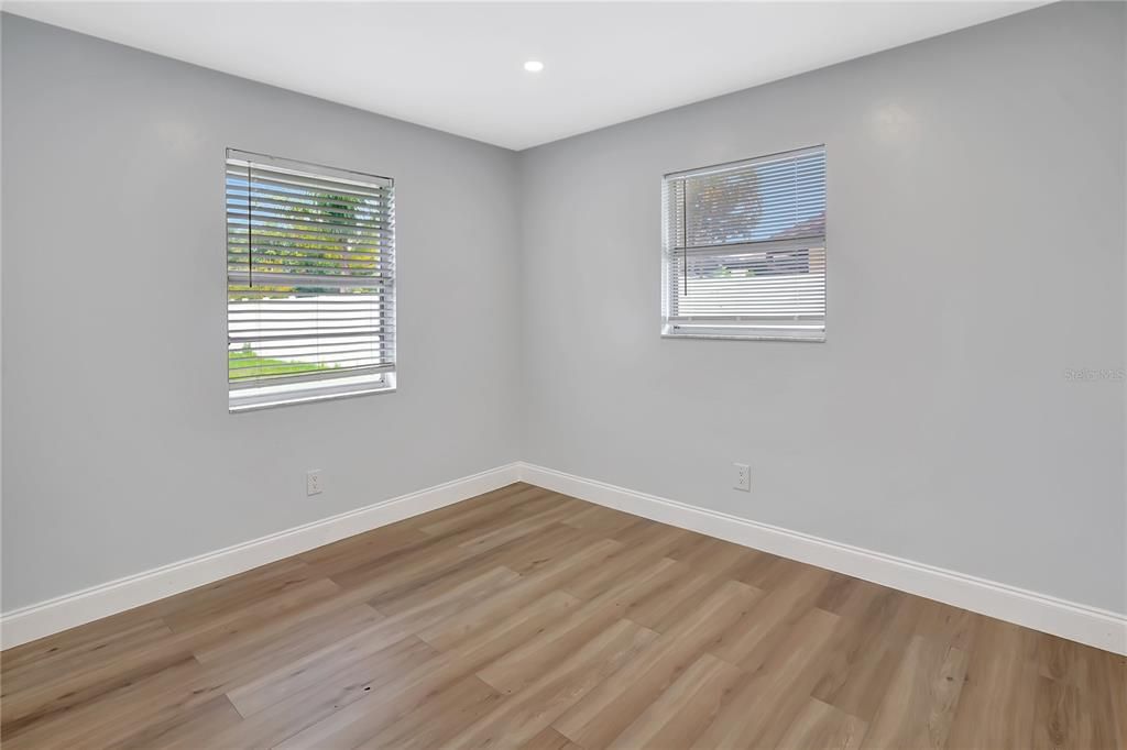 合同活跃: $279,000 (3 贝兹, 2 浴室, 1435 平方英尺)