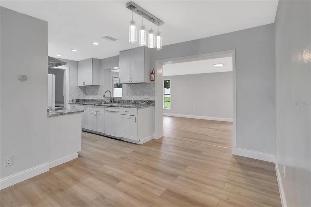 合同活跃: $279,000 (3 贝兹, 2 浴室, 1435 平方英尺)