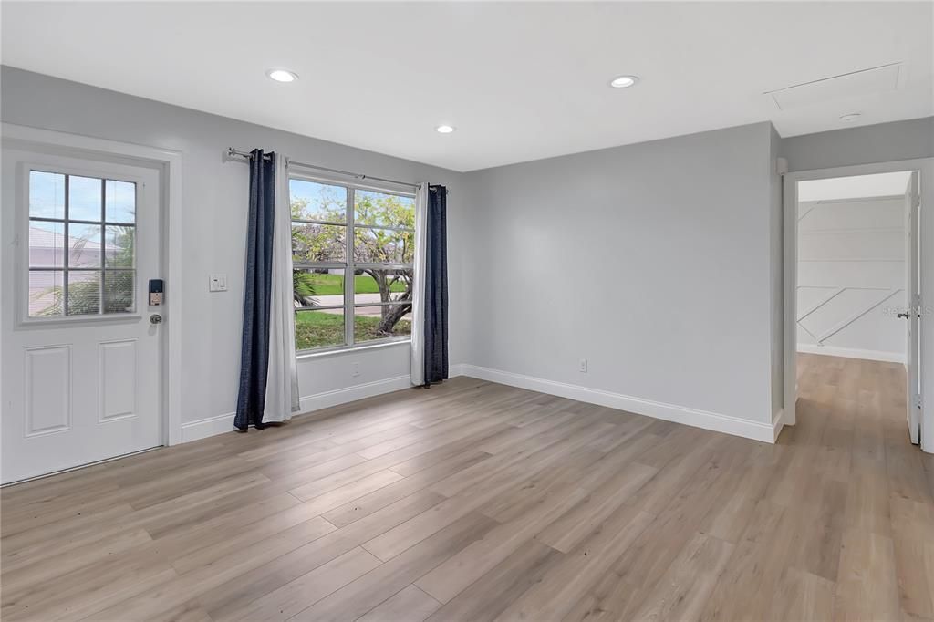 合同活跃: $279,000 (3 贝兹, 2 浴室, 1435 平方英尺)