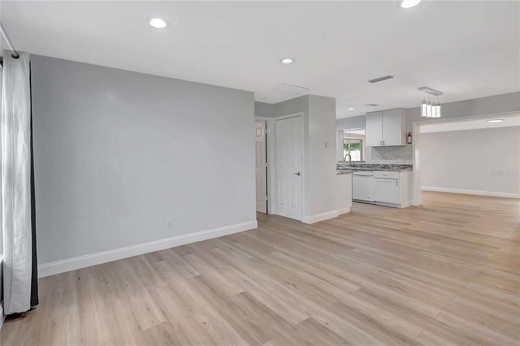 合同活跃: $279,000 (3 贝兹, 2 浴室, 1435 平方英尺)