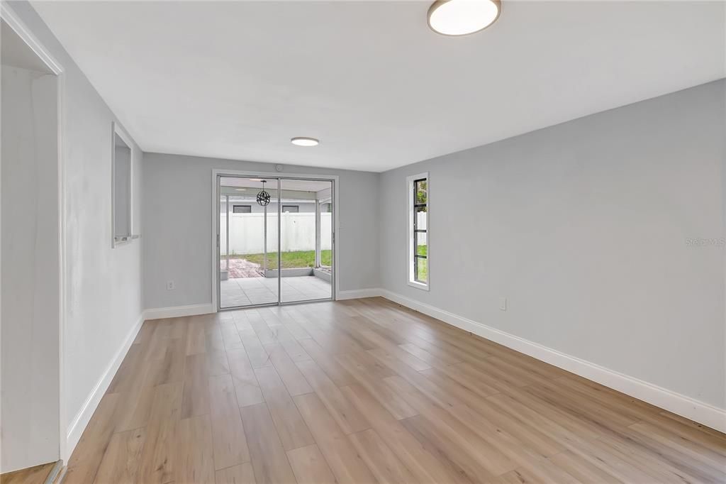 合同活跃: $279,000 (3 贝兹, 2 浴室, 1435 平方英尺)