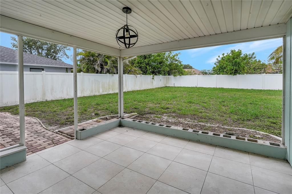 合同活跃: $279,000 (3 贝兹, 2 浴室, 1435 平方英尺)