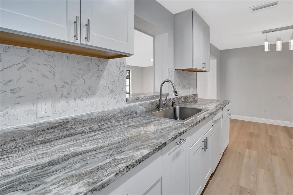 合同活跃: $279,000 (3 贝兹, 2 浴室, 1435 平方英尺)