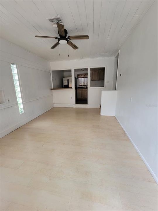 For Rent: $1,150 (2 beds, 1 baths, 860 Square Feet)