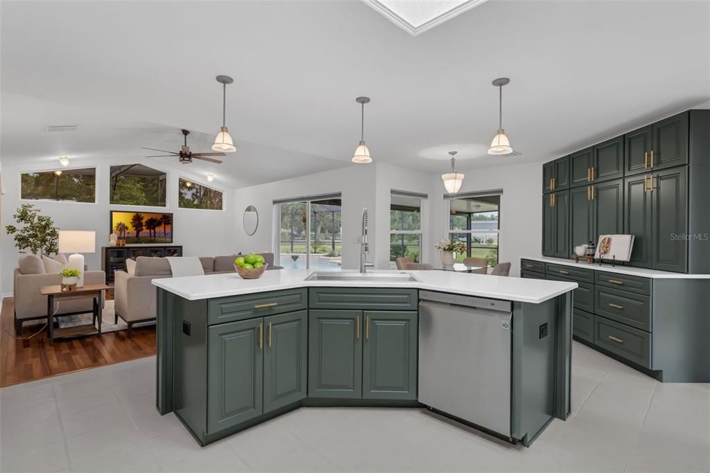 En Venta: $719,000 (4 camas, 3 baños, 2516 Pies cuadrados)