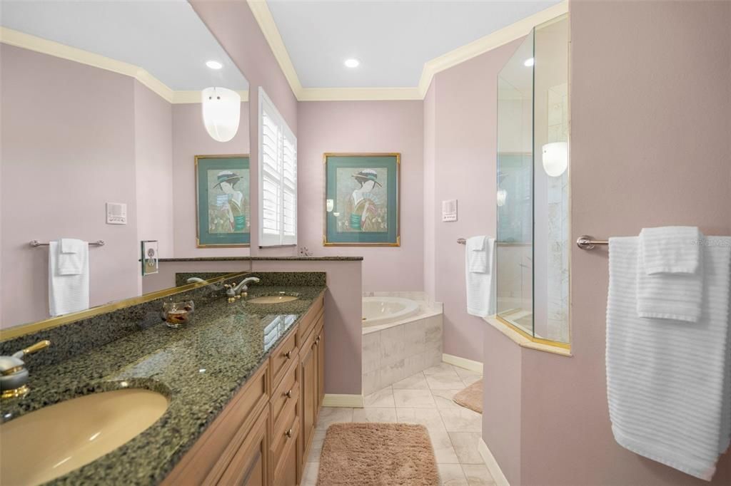 合同活跃: $789,000 (3 贝兹, 3 浴室, 1935 平方英尺)