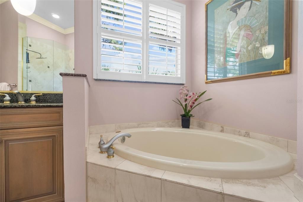 合同活跃: $789,000 (3 贝兹, 3 浴室, 1935 平方英尺)