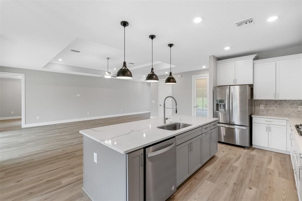 En Venta: $589,900 (4 camas, 3 baños, 2532 Pies cuadrados)