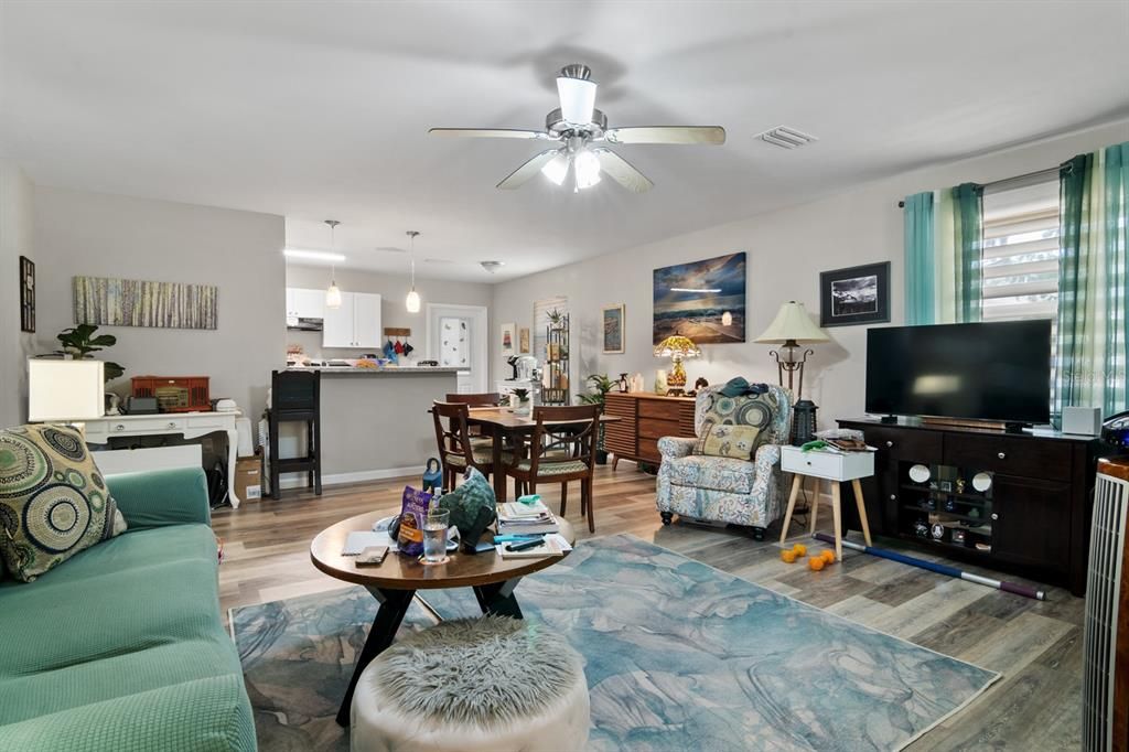 待售: $320,000 (2 贝兹, 2 浴室, 1200 平方英尺)