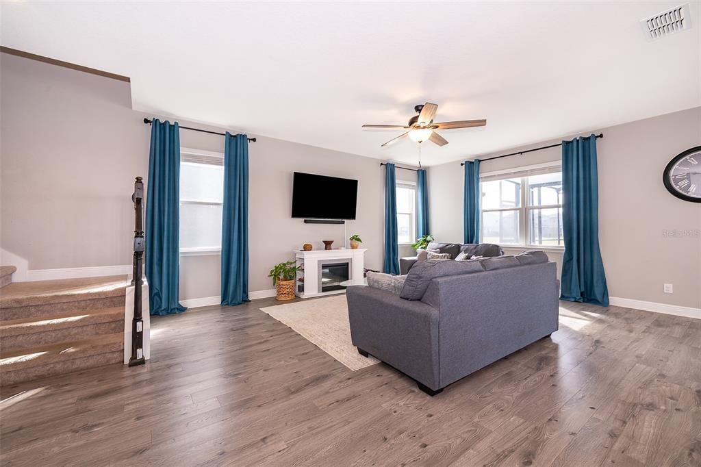 待售: $575,000 (5 贝兹, 2 浴室, 2424 平方英尺)