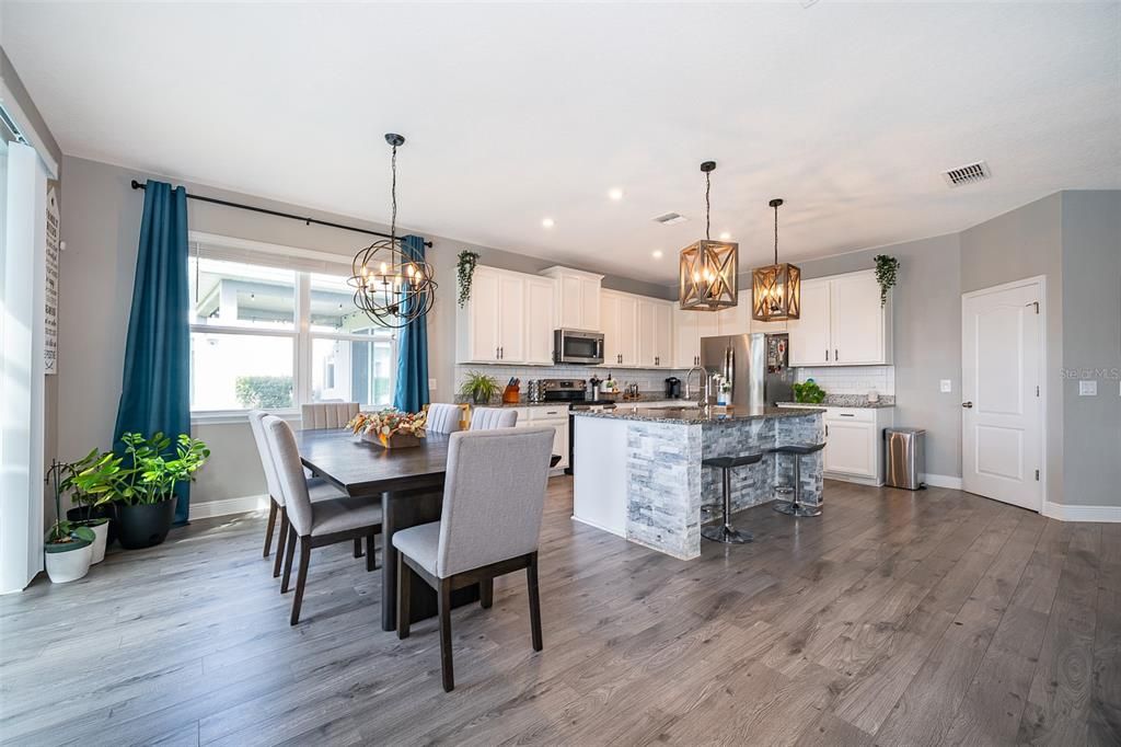 待售: $575,000 (5 贝兹, 2 浴室, 2424 平方英尺)