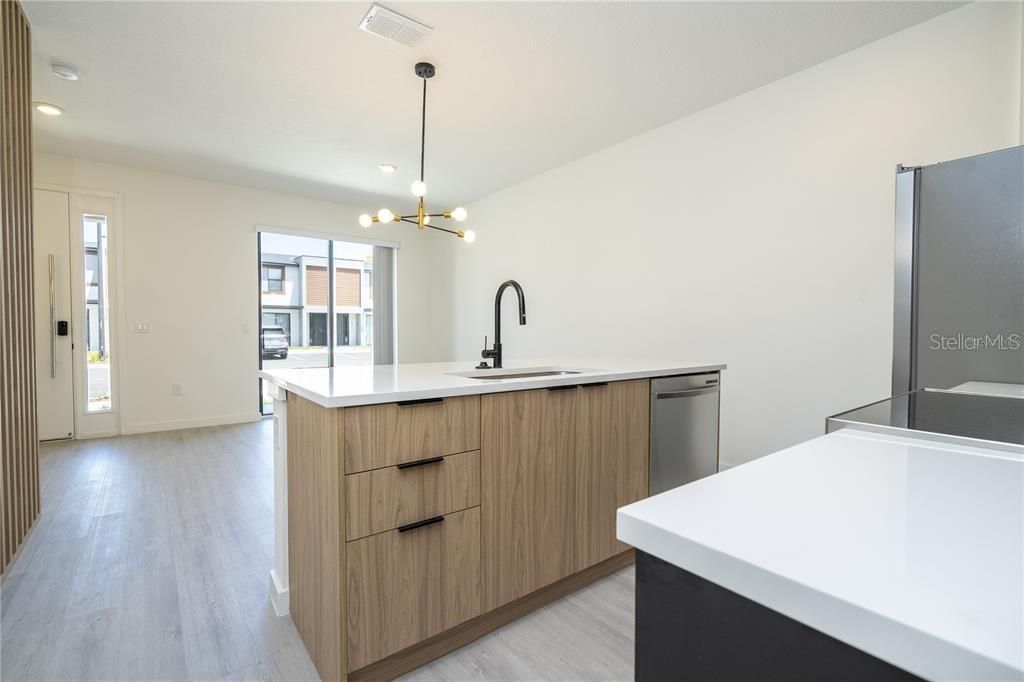 Activo con contrato: $2,150 (3 camas, 3 baños, 1375 Pies cuadrados)