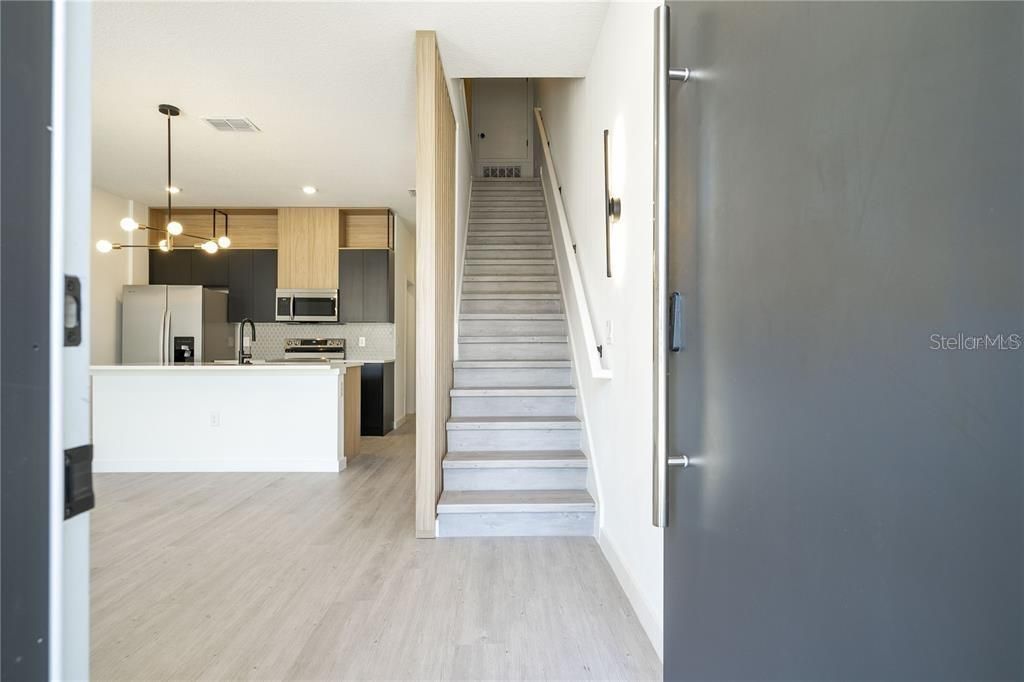 Activo con contrato: $2,150 (3 camas, 3 baños, 1375 Pies cuadrados)