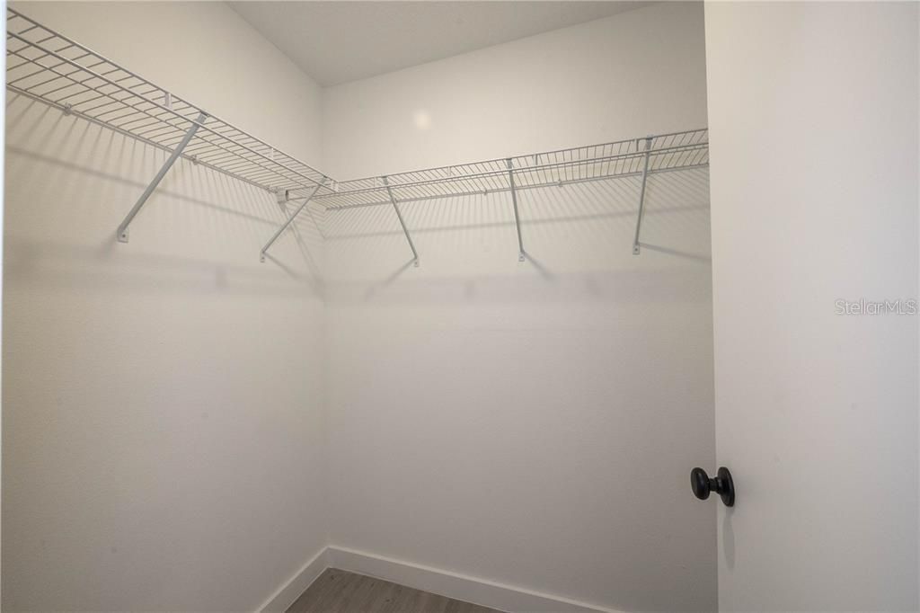 Activo con contrato: $2,150 (3 camas, 3 baños, 1375 Pies cuadrados)