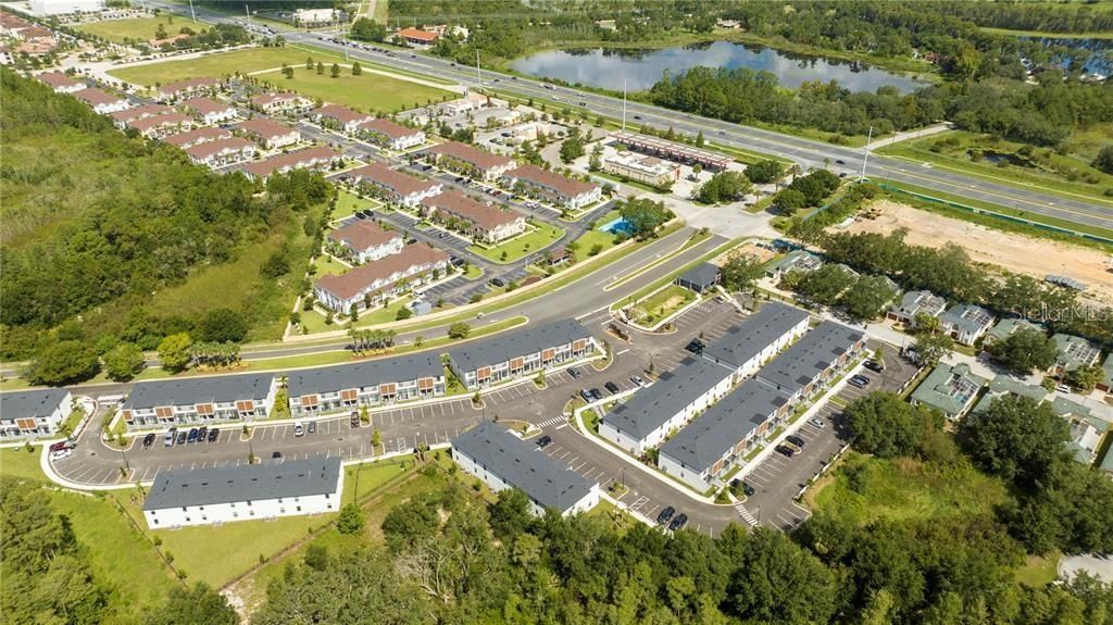 Activo con contrato: $2,150 (3 camas, 3 baños, 1375 Pies cuadrados)