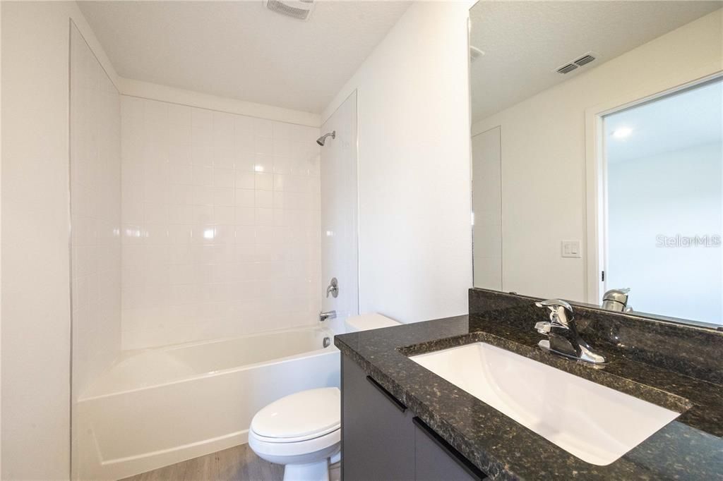 Activo con contrato: $2,150 (3 camas, 3 baños, 1375 Pies cuadrados)