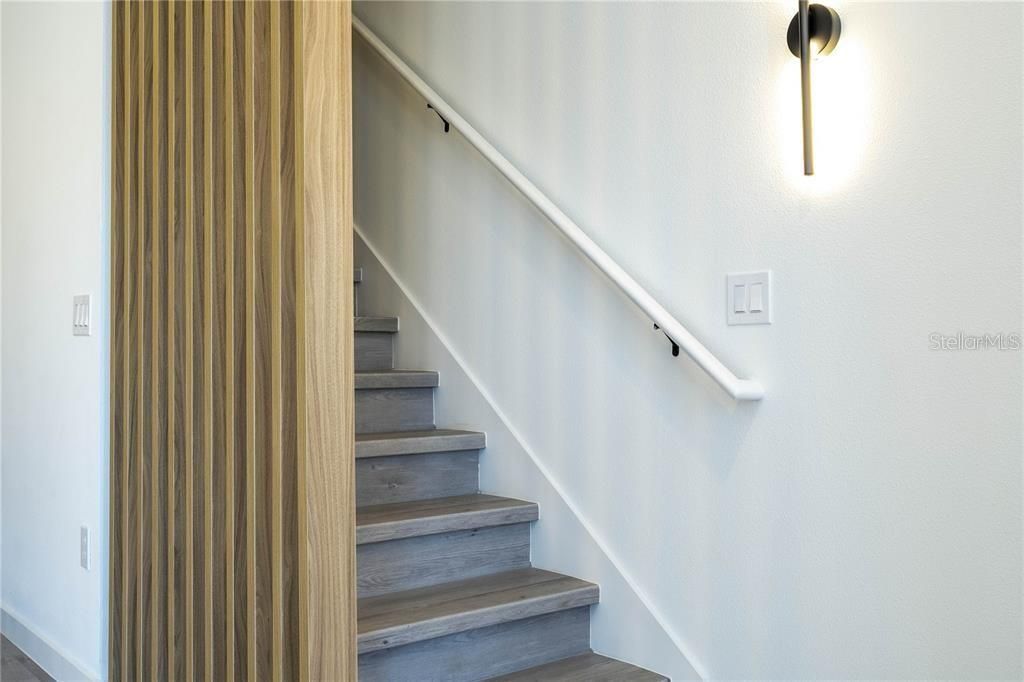 Activo con contrato: $2,150 (3 camas, 3 baños, 1375 Pies cuadrados)