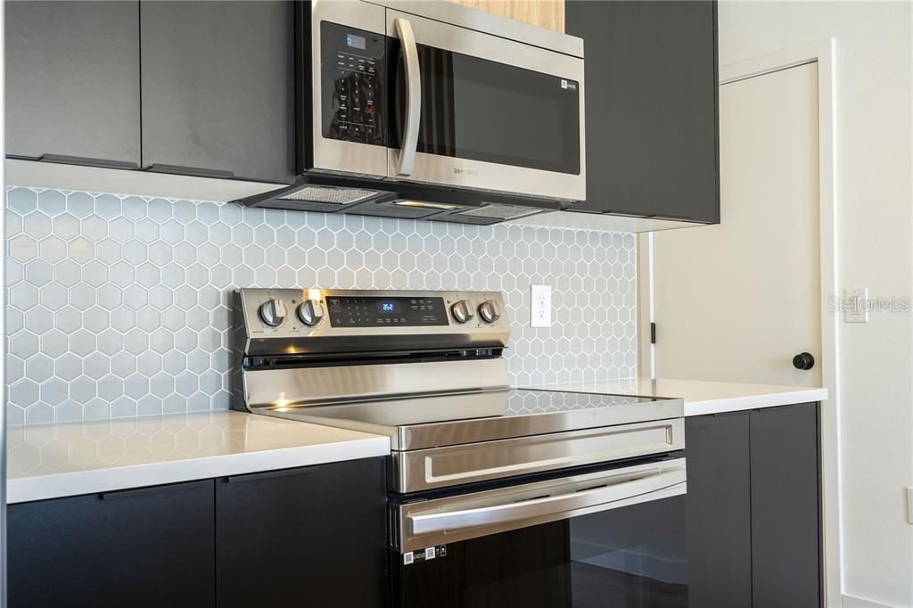 Activo con contrato: $2,150 (3 camas, 3 baños, 1375 Pies cuadrados)