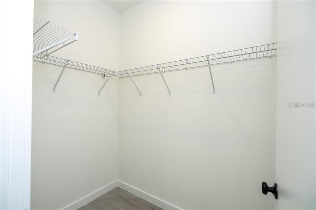 Activo con contrato: $2,150 (3 camas, 3 baños, 1375 Pies cuadrados)