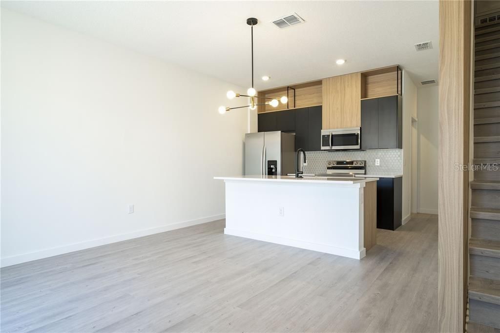 Activo con contrato: $2,150 (3 camas, 3 baños, 1375 Pies cuadrados)