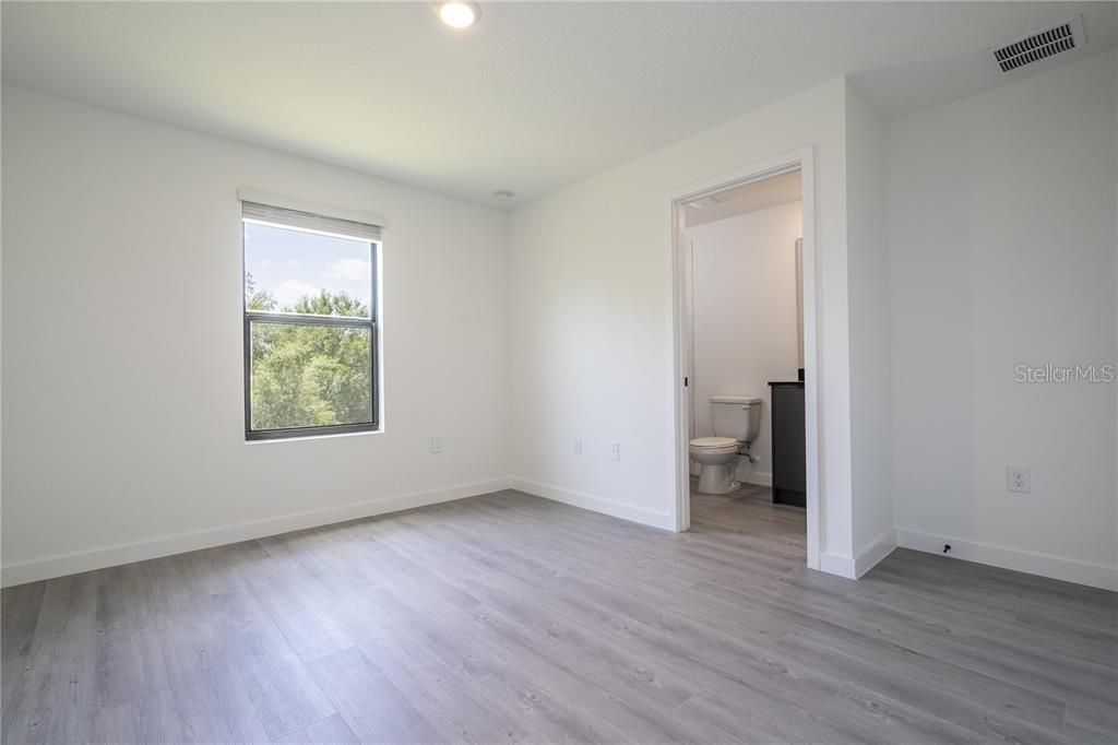 Activo con contrato: $2,150 (3 camas, 3 baños, 1375 Pies cuadrados)