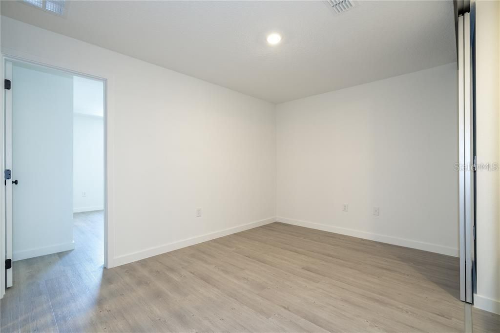 Activo con contrato: $2,150 (3 camas, 3 baños, 1375 Pies cuadrados)