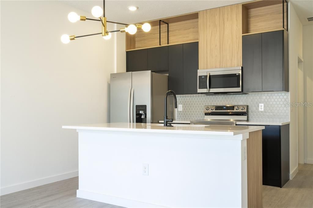 Activo con contrato: $2,150 (3 camas, 3 baños, 1375 Pies cuadrados)