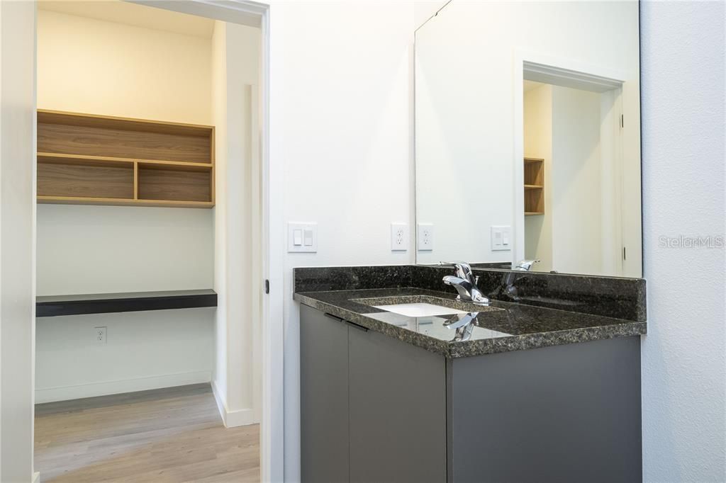 Activo con contrato: $2,150 (3 camas, 3 baños, 1375 Pies cuadrados)