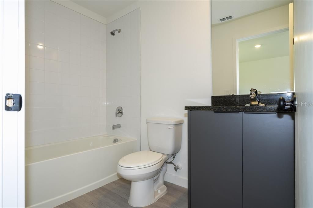 Activo con contrato: $2,150 (3 camas, 3 baños, 1375 Pies cuadrados)