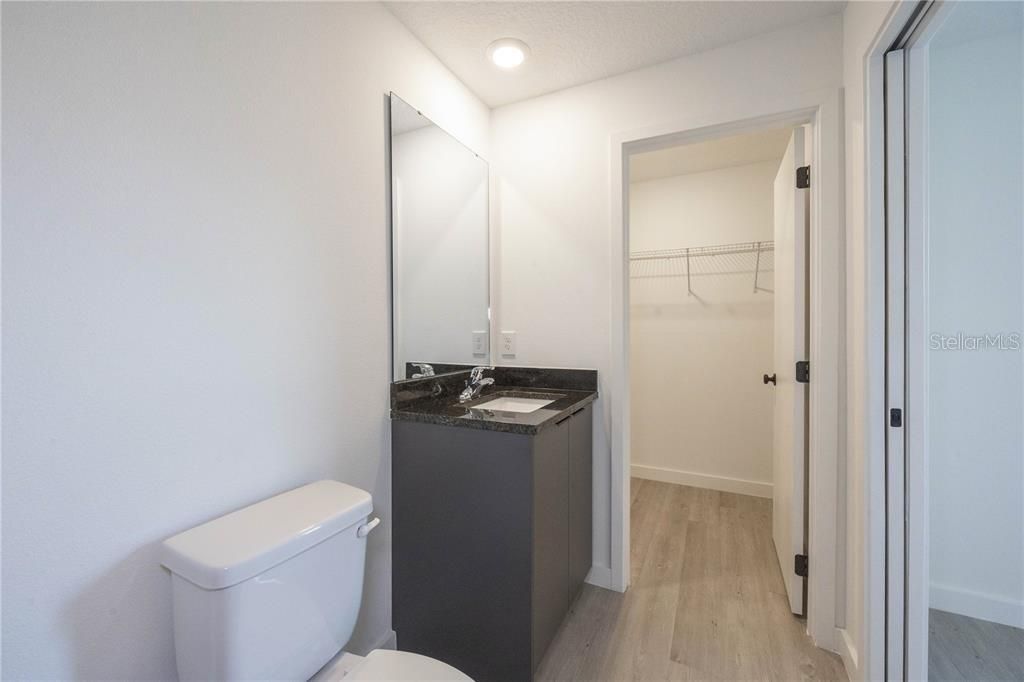 Activo con contrato: $2,150 (3 camas, 3 baños, 1375 Pies cuadrados)