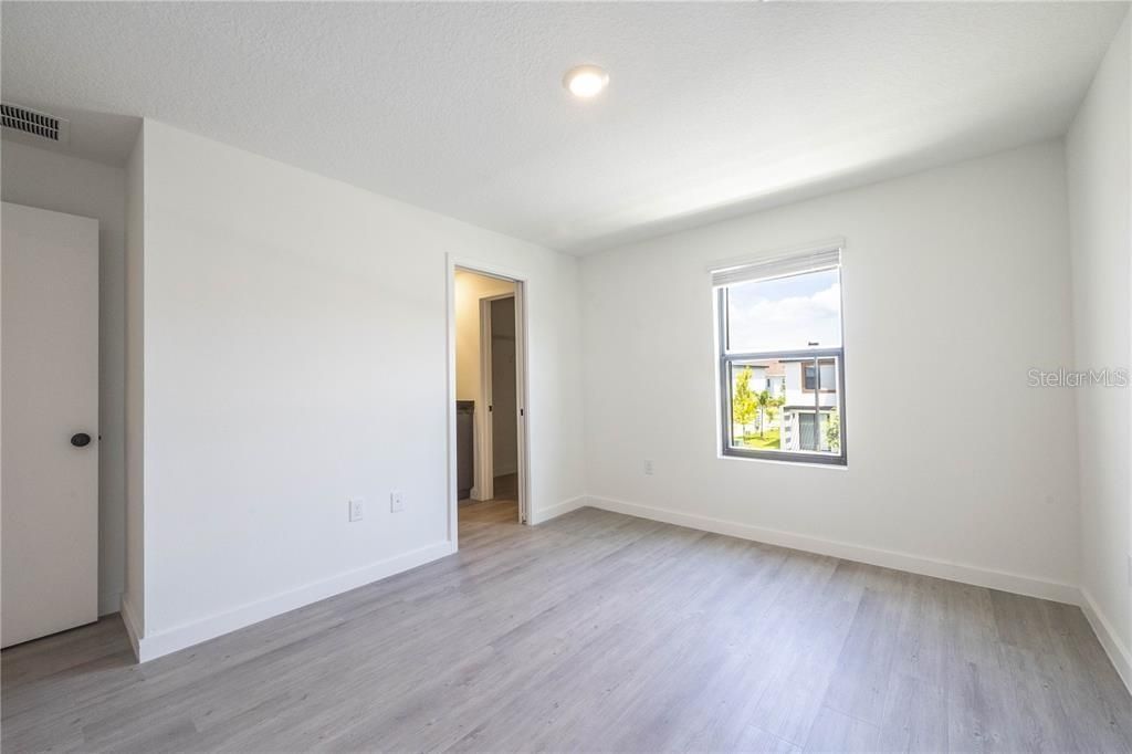 Activo con contrato: $2,150 (3 camas, 3 baños, 1375 Pies cuadrados)