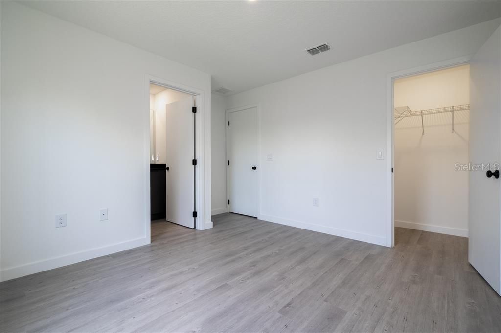 Activo con contrato: $2,150 (3 camas, 3 baños, 1375 Pies cuadrados)