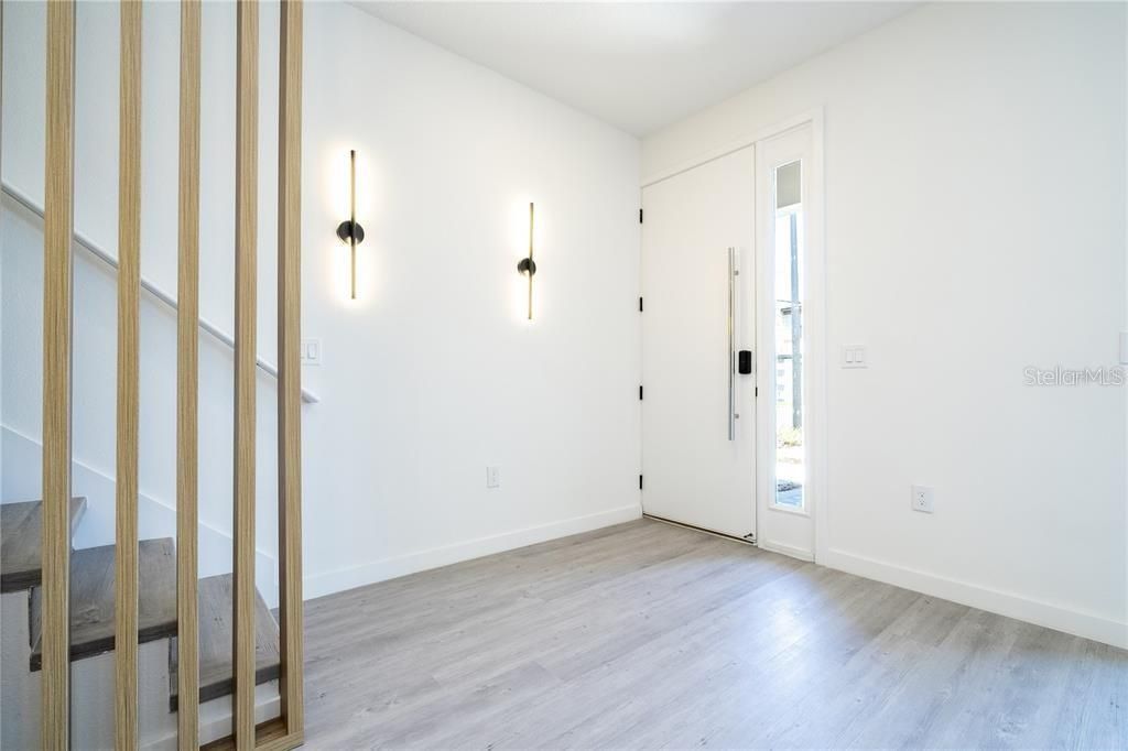 Activo con contrato: $2,150 (3 camas, 3 baños, 1375 Pies cuadrados)