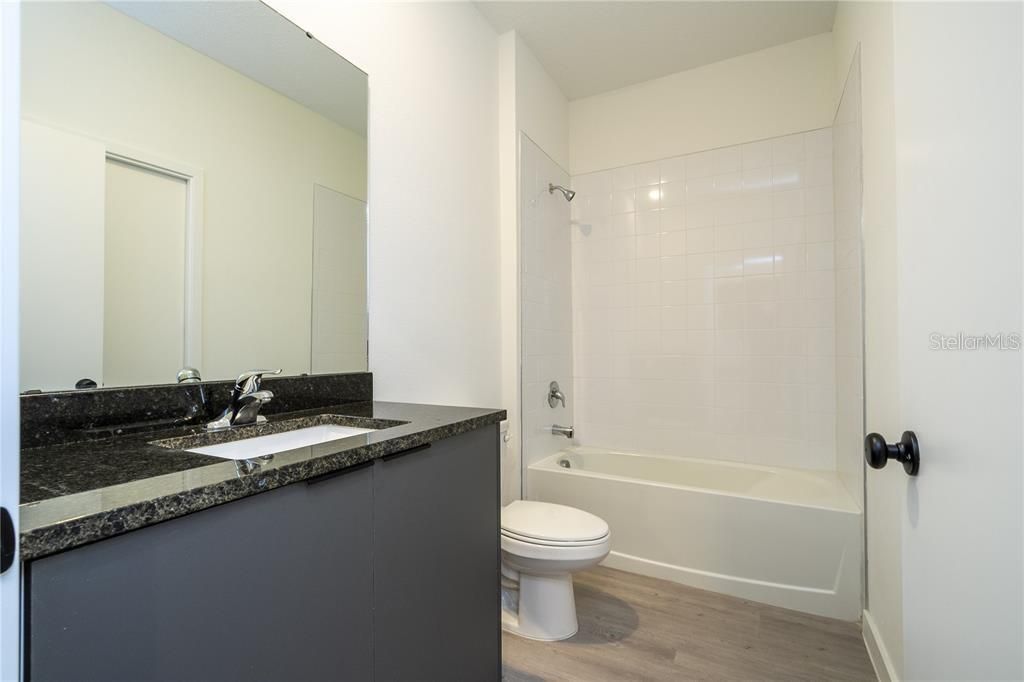 Activo con contrato: $2,150 (3 camas, 3 baños, 1375 Pies cuadrados)