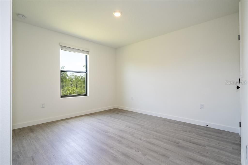 Activo con contrato: $2,150 (3 camas, 3 baños, 1375 Pies cuadrados)