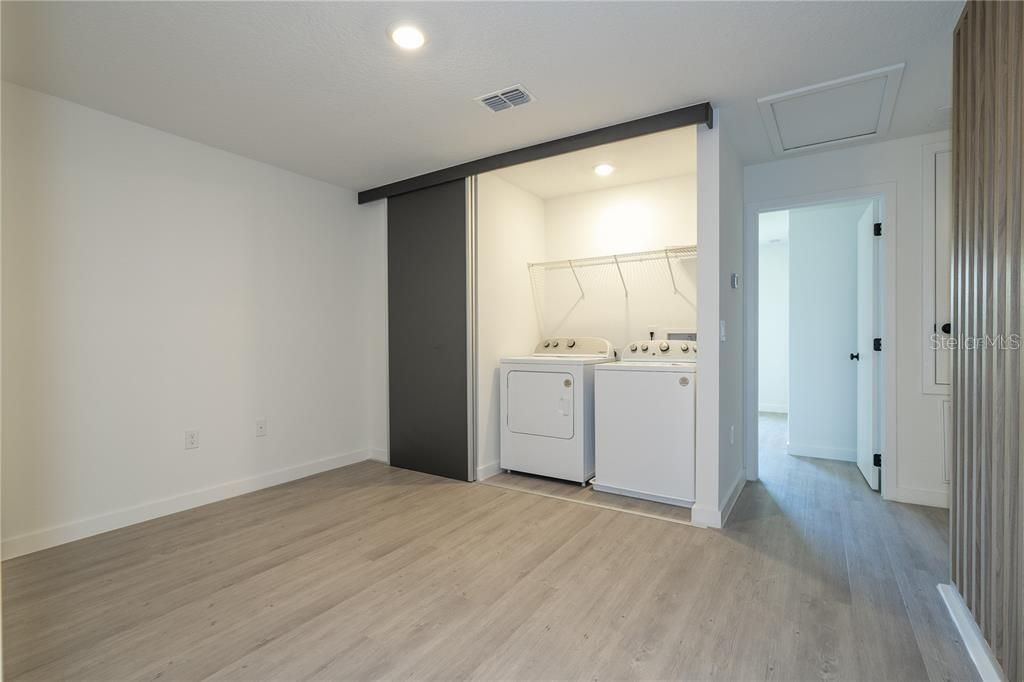 Activo con contrato: $2,150 (3 camas, 3 baños, 1375 Pies cuadrados)