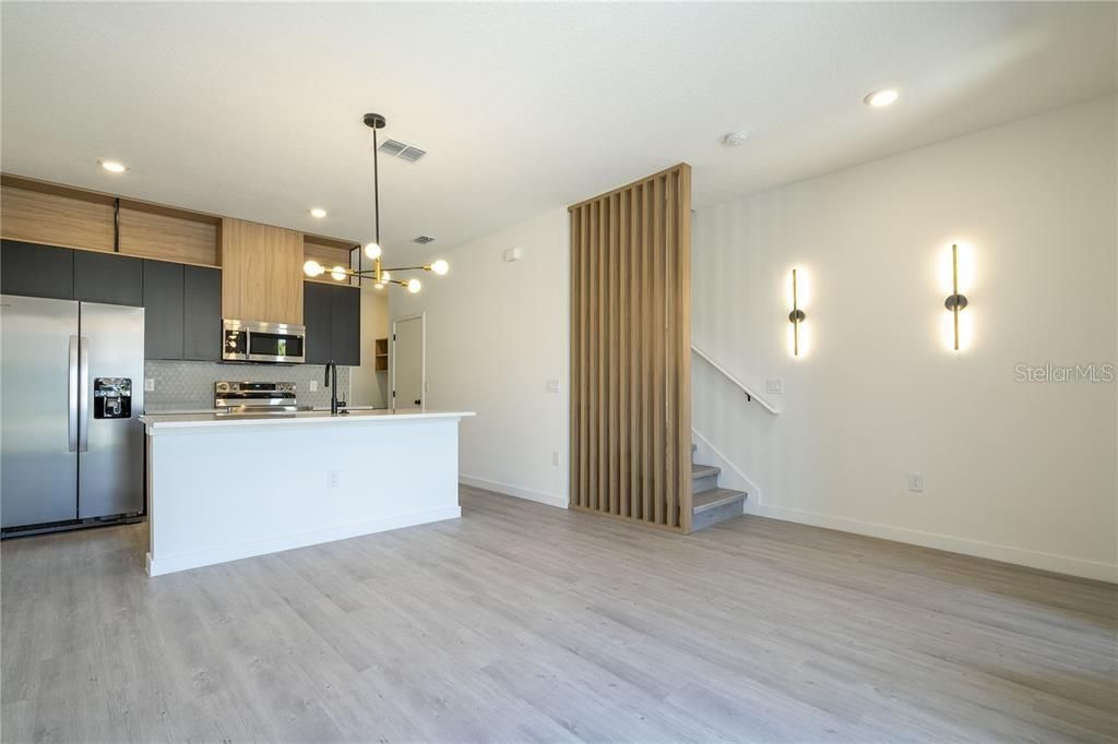 Activo con contrato: $2,150 (3 camas, 3 baños, 1375 Pies cuadrados)