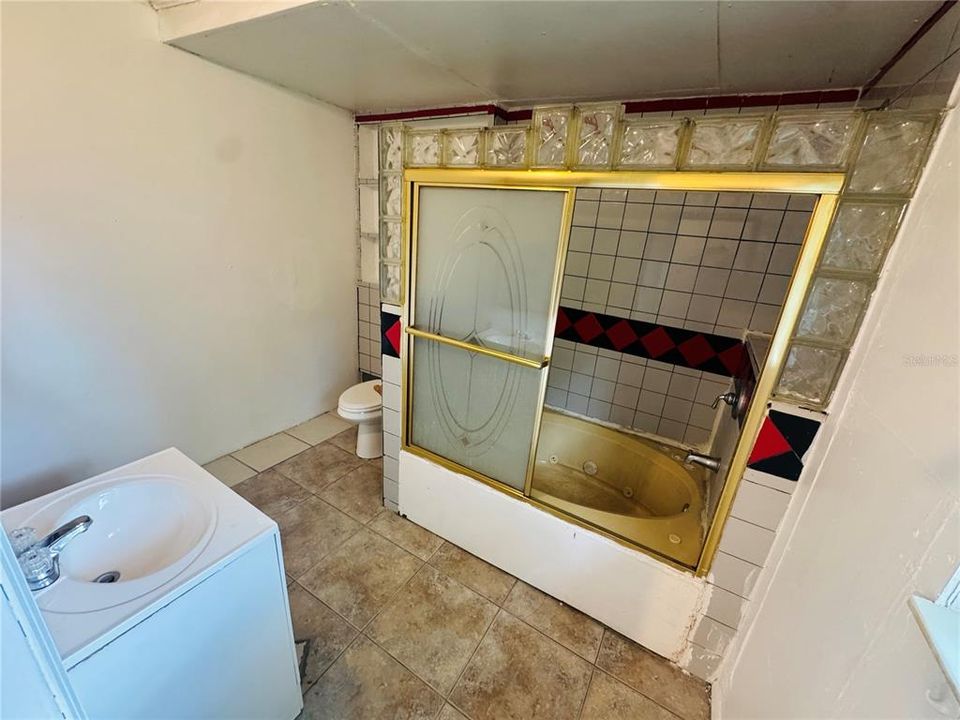 Activo con contrato: $180,000 (3 camas, 2 baños, 936 Pies cuadrados)