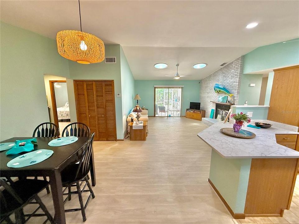 Activo con contrato: $674,000 (2 camas, 2 baños, 1572 Pies cuadrados)