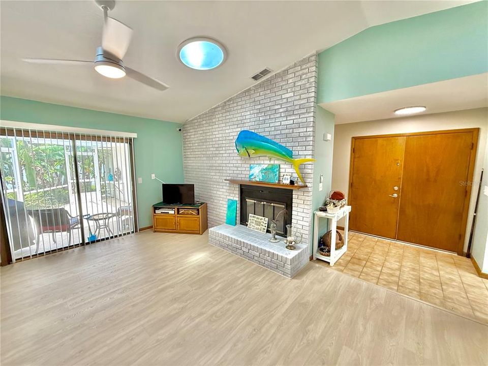 Activo con contrato: $674,000 (2 camas, 2 baños, 1572 Pies cuadrados)