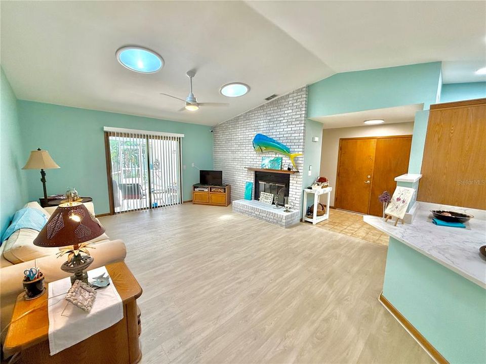 Activo con contrato: $674,000 (2 camas, 2 baños, 1572 Pies cuadrados)