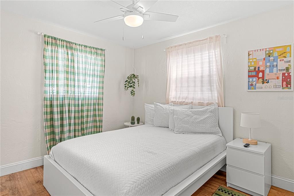 待售: $990,000 (2 贝兹, 0 浴室, 2240 平方英尺)