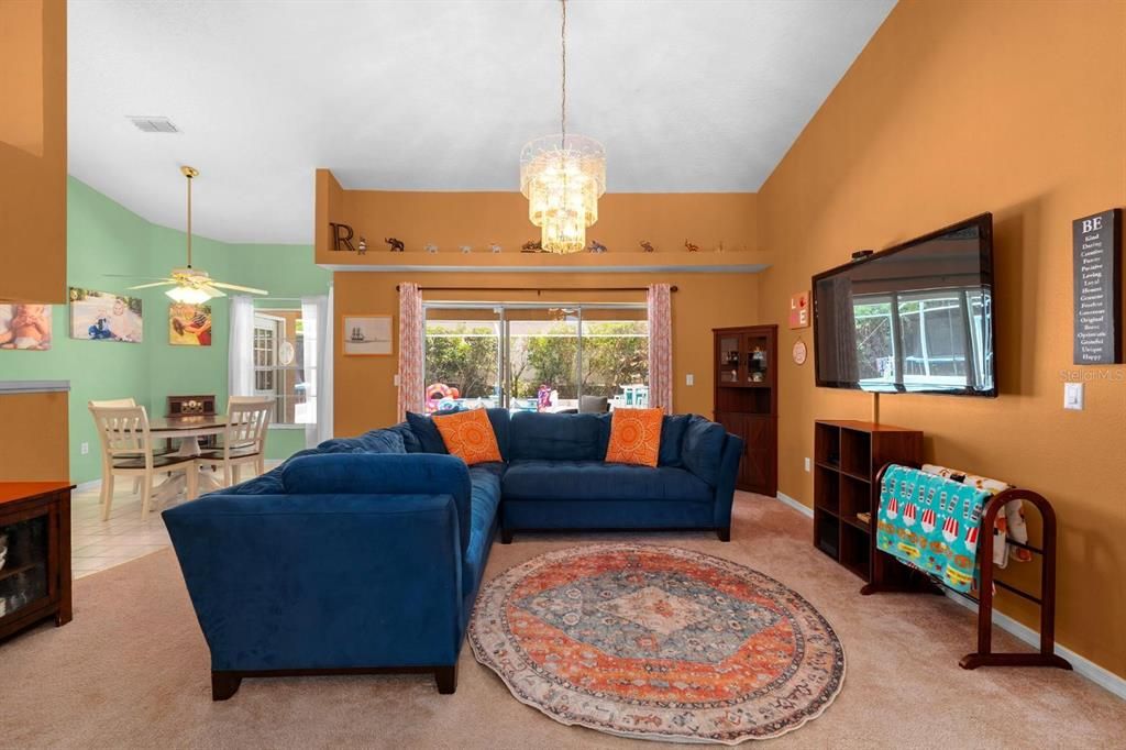 Activo con contrato: $358,000 (4 camas, 2 baños, 1881 Pies cuadrados)