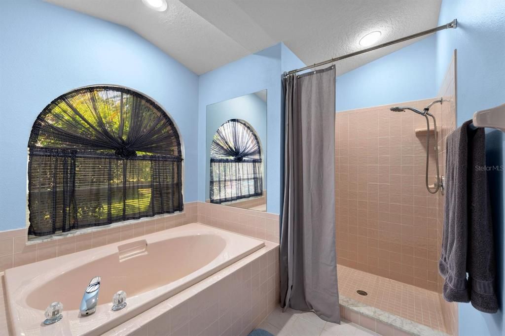 Activo con contrato: $358,000 (4 camas, 2 baños, 1881 Pies cuadrados)