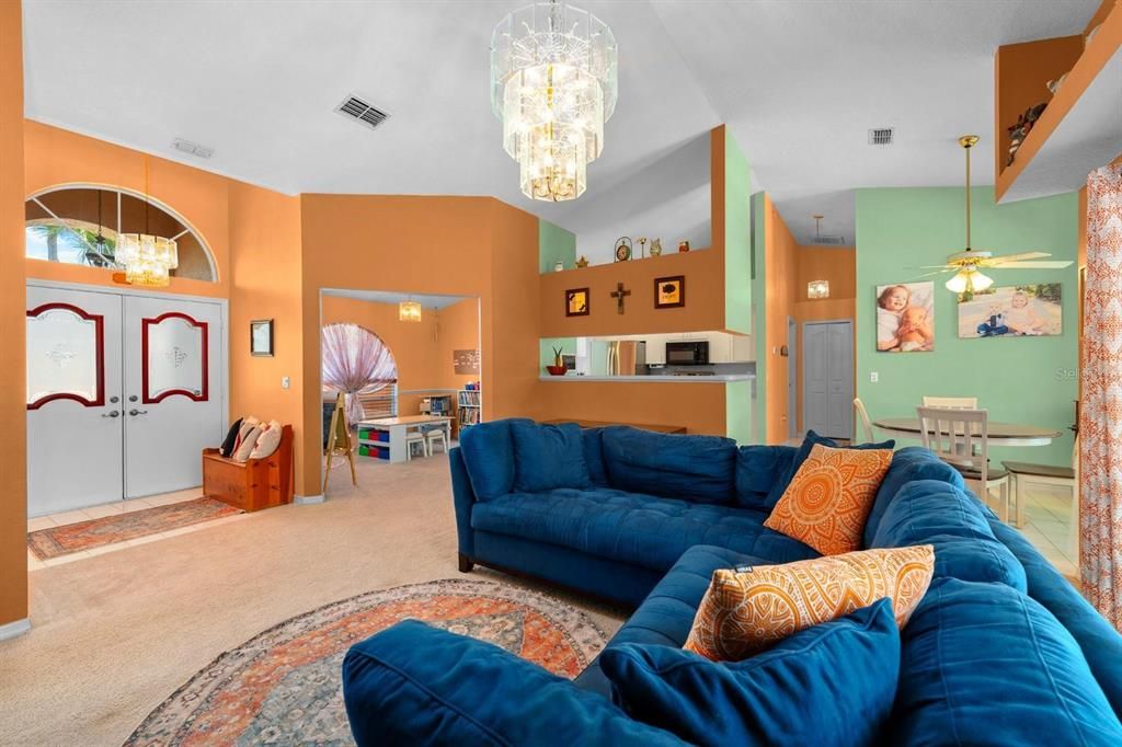 Activo con contrato: $358,000 (4 camas, 2 baños, 1881 Pies cuadrados)