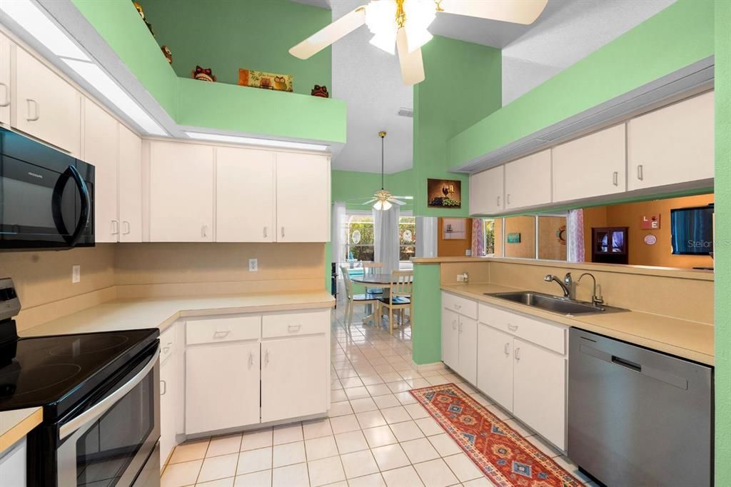 Activo con contrato: $358,000 (4 camas, 2 baños, 1881 Pies cuadrados)