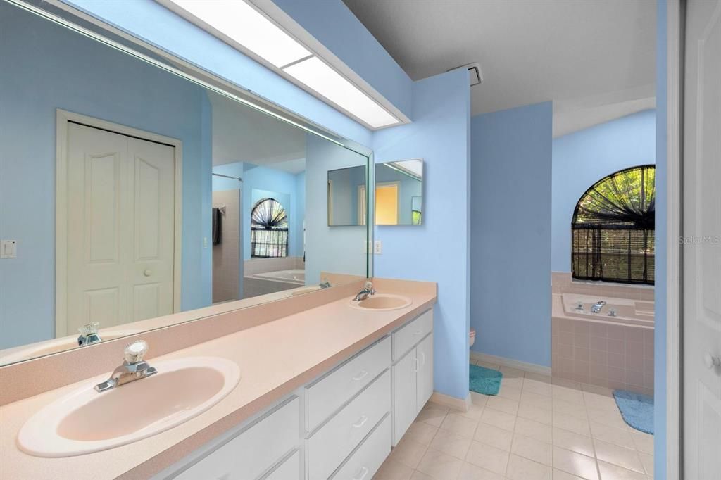 Activo con contrato: $358,000 (4 camas, 2 baños, 1881 Pies cuadrados)